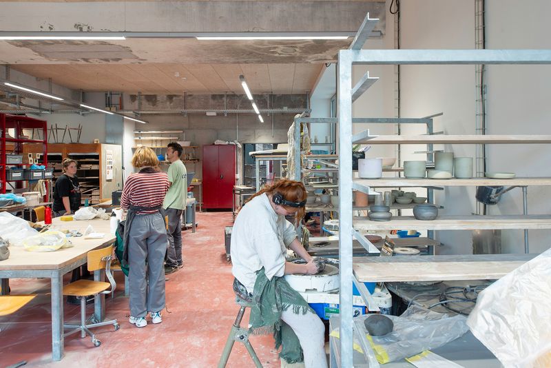 Kantonales Schulprovisorium und Schule für Gestaltung im Bernapark, Stettlen – Atelier / Werkstatt – Aebi & Vincent Architekten SIA AG, Fotografie: Adrian Scheidegger